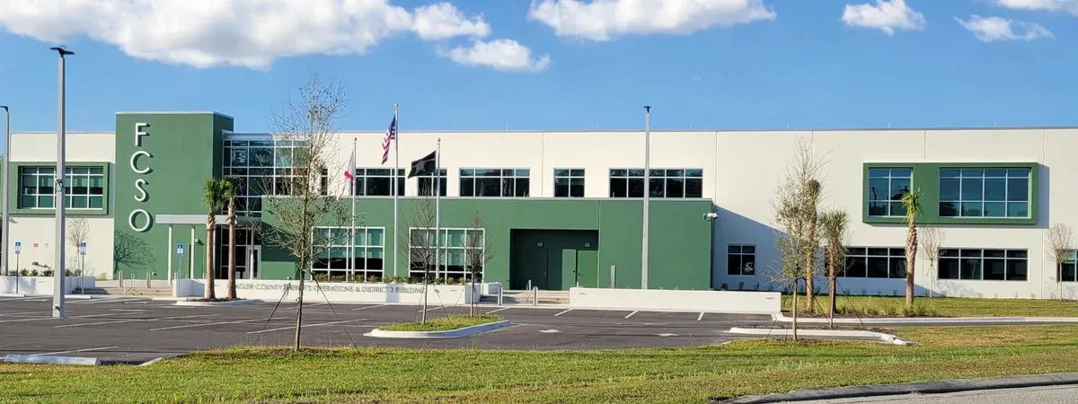 Prédio verde e branco da sede de operações do Gabinete do Xerife do Condado de Flagler, em Bunnell, com a sigla FCSO na fachada (foto de arquivo)