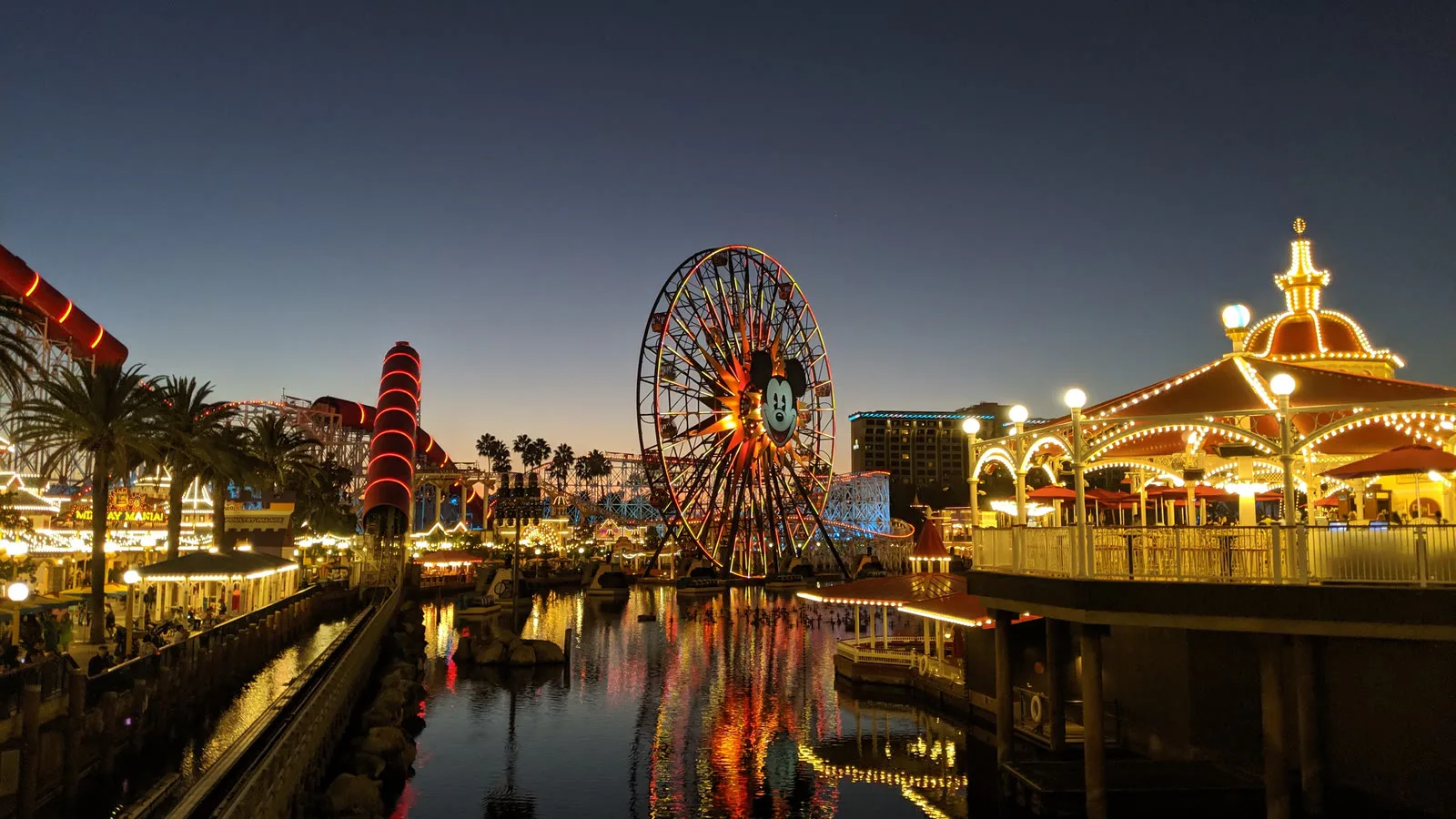 Foto de arquivo de outubro de 2019 do lago do Pixar Pier, no Disney California Adventure, em Anaheim, ao anoitecer, com a roda-gigante do Mickey ao fundo