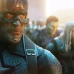 Personagem em armadura azul com máscara facial integrada ao capacete, cercado por outros personagens em cenário de battaglia épica