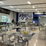 Refeitório vazio do campus sul da Dr. Phillips High School, escola pública de Orlando, em maio de 2023 (imagem de arquivo)
