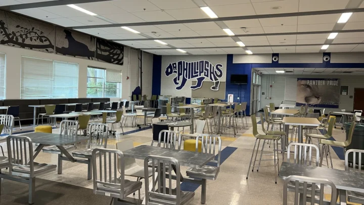 Refeitório vazio do campus sul da Dr. Phillips High School, escola pública de Orlando, em maio de 2023 (imagem de arquivo)