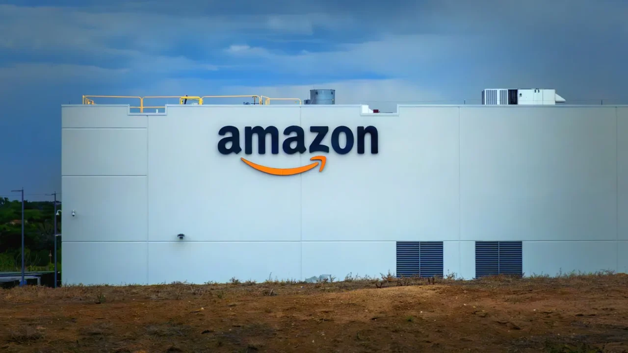 Foto de arquivo da fachada do centro de distribuição DEN3 da Amazon em Thornton, perto de Denver, no Colorado, com o logotipo da empresa no alto da parede