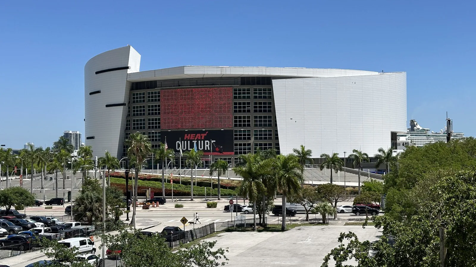 Foto de arquivo (abril de 2024): o Kaseya Center, arena do Miami Heat no centro de Miami, visto de cima, com palmeiras e estacionamento à frente