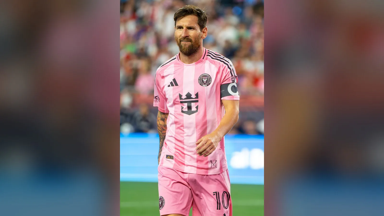 Messi, com a camisa rosa do Inter Miami e a braçadeira de capitão, em campo num jogo de 2025