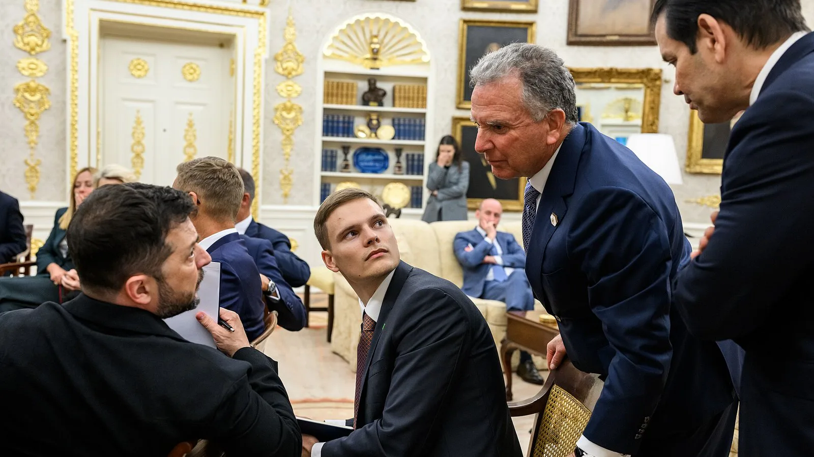 Volodymyr Zelensky conversa com o enviado especial Steve Witkoff e o secretário de Estado Marco Rubio no Salão Oval, em agosto de 2025