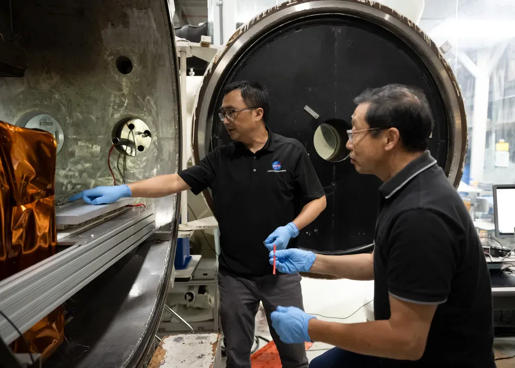 Yi Lin, à esquerda, líder de testes e pesquisa do SPEARS, e Ji Su, cientista de materiais poliméricos e líder da tarefa, durante a remoção das baterias SPEARS do teste de vácuo térmico no NASA Langley.