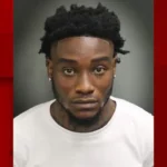 Homem de 25 anos em foto de identificação de detido por apontamento de arma contra ônibus em Orlando