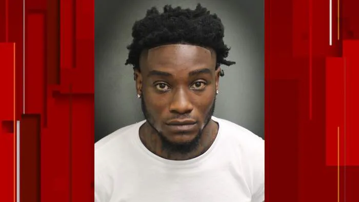 Homem de 25 anos em foto de identificação de detido por apontamento de arma contra ônibus em Orlando