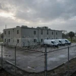 Centro de detenção do ICE em Miramar, na Flórida, alvo de ação coletiva que denuncia condições desumanas e inconstitucionais impostas a imigrantes detidos, com superlotação extrema.