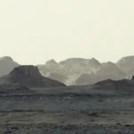 As formas cativantes de penhascos esculpidos pelo vento chamados yardangs são reveladas neste recorte ampliado de um panorama mais amplo capturado pelo rover Curiosity da NASA em Mar11, 2026. Os cientistas estão ansiosos para saber mais sobre como a camada de yardangs se formou.