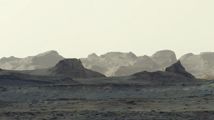 As formas cativantes de penhascos esculpidos pelo vento chamados yardangs são reveladas neste recorte ampliado de um panorama mais amplo capturado pelo rover Curiosity da NASA em Mar11, 2026. Os cientistas estão ansiosos para saber mais sobre como a camada de yardangs se formou.