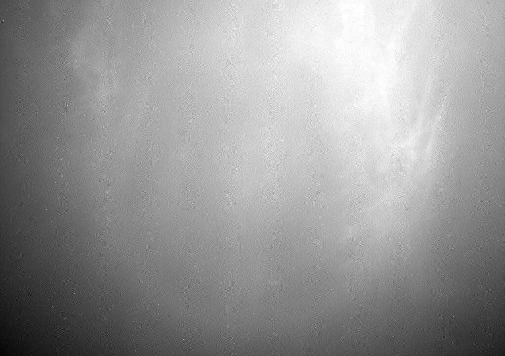O rover Curiosity da NASA adquiriu esta imagem, um quadro de um dos filmes de zênite desta semana, olhando diretamente para cima pouco antes do pôr do sol em 7 de outubro de 2026, Sol 5037, ou dia marciano 5,037 da missão Mars Science Laboratory, às 19:44:19 UTC. O Curiosity usou sua Right