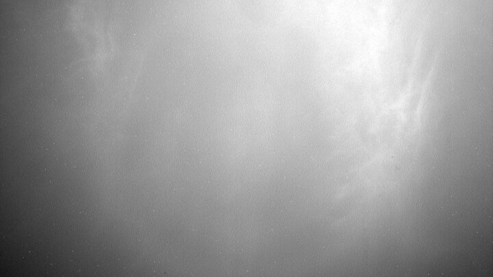 O rover Curiosity da NASA adquiriu esta imagem, um quadro de um dos filmes de zênite desta semana, olhando diretamente para cima pouco antes do pôr do sol em 7 de outubro de 2026, Sol 5037, ou dia marciano 5,037 da missão Mars Science Laboratory, às 19:44:19 UTC. O Curiosity usou sua Right