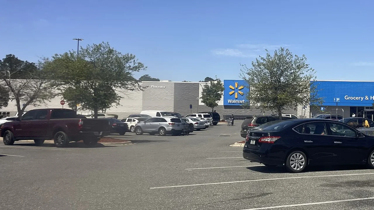 Fachada e estacionamento de um Walmart Supercenter em Quincy, na Flórida (imagem de arquivo; não é a loja de Somerdale)