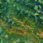 Uma imagem de satélite de montanhas no sudeste da Polônia no outono. Floresta verde e laranja cobre cristas paralelas que atravessam a cena na diagonal, e pastagens amareladas se estendem ao longo dos picos mais altos.