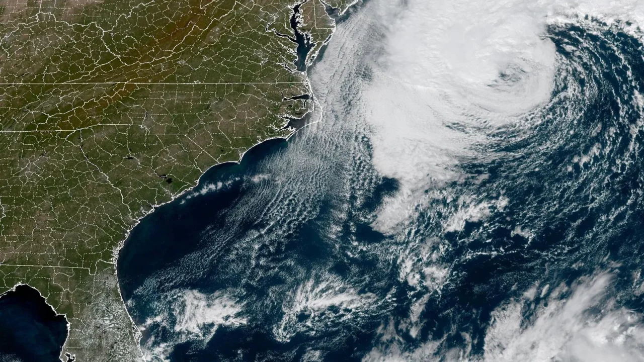 Imagem de satélite mostra a grande espiral de nuvens da tempestade sobre o Atlântico, a leste da costa do Meio-Atlântico dos EUA, às 13h01 (horário do leste) de 21 de outubro de 2026, horas antes de ela ser classificada como Josephine