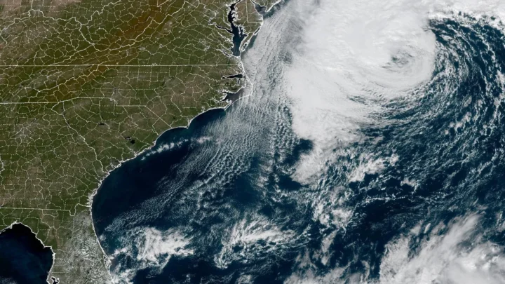 Imagem de satélite mostra a grande espiral de nuvens da tempestade sobre o Atlântico, a leste da costa do Meio-Atlântico dos EUA, às 13h01 (horário do leste) de 21 de outubro de 2026, horas antes de ela ser classificada como Josephine