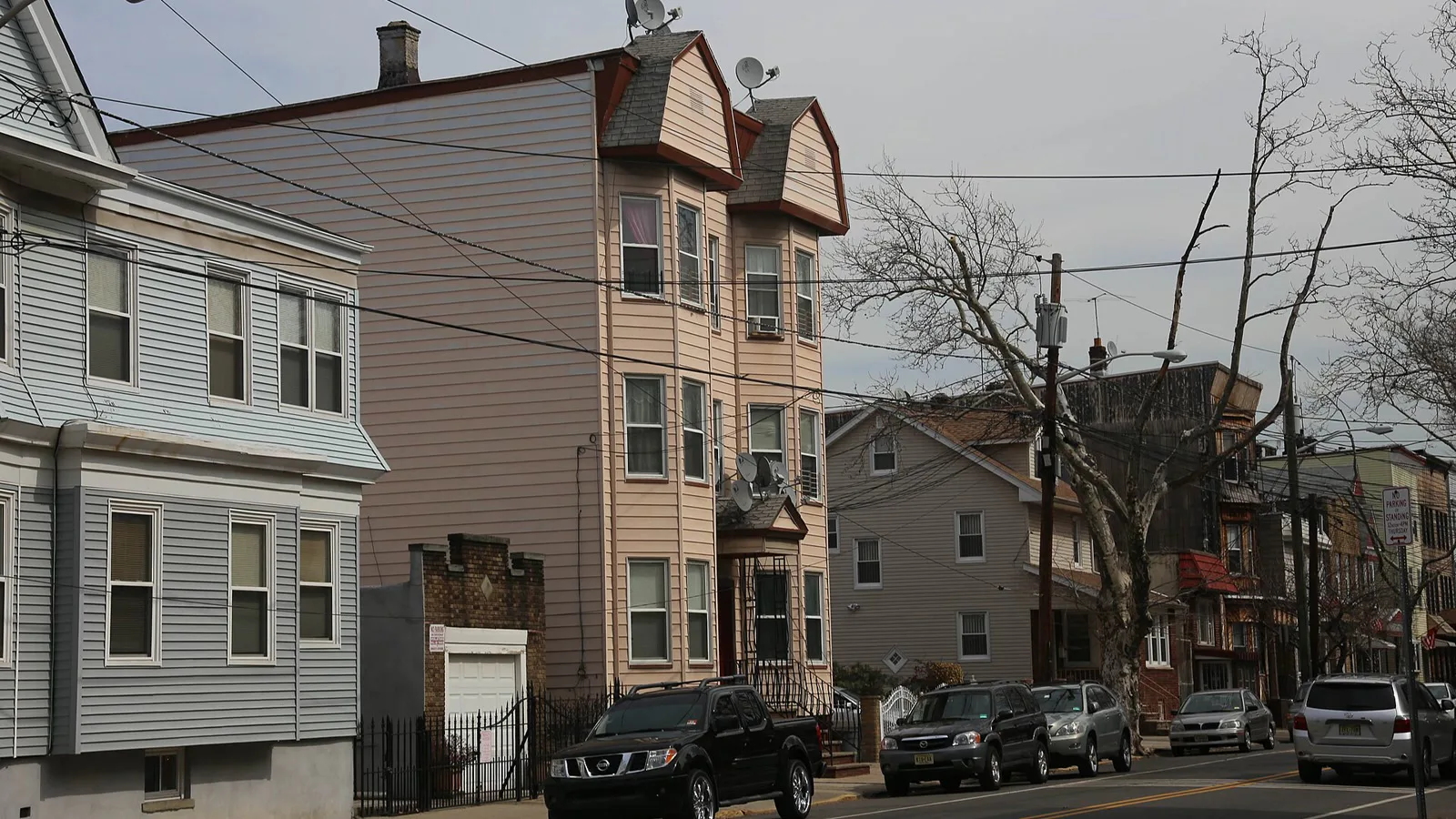 Casas de madeira e carros estacionados numa rua do Ironbound, em Newark, em março de 2014 (imagem de arquivo)