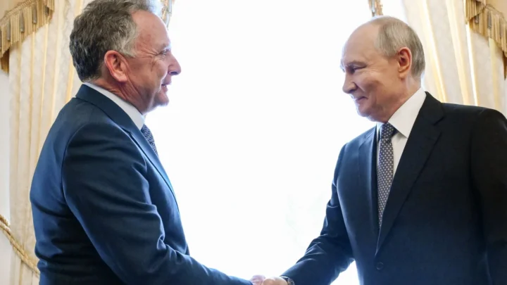 Steve Witkoff e Vladimir Putin apertam as mãos no Palácio Konstantinovsky, em São Petersburgo, em 21 de outubro de 2026