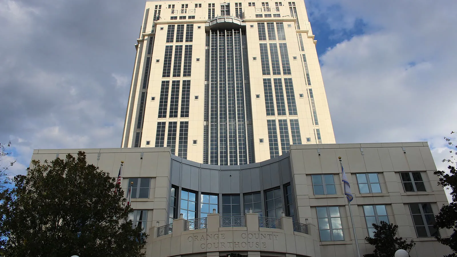 Torre do Fórum do Condado de Orange, sede da Justiça estadual no centro de Orlando, vista da entrada (imagem de arquivo de 2017)