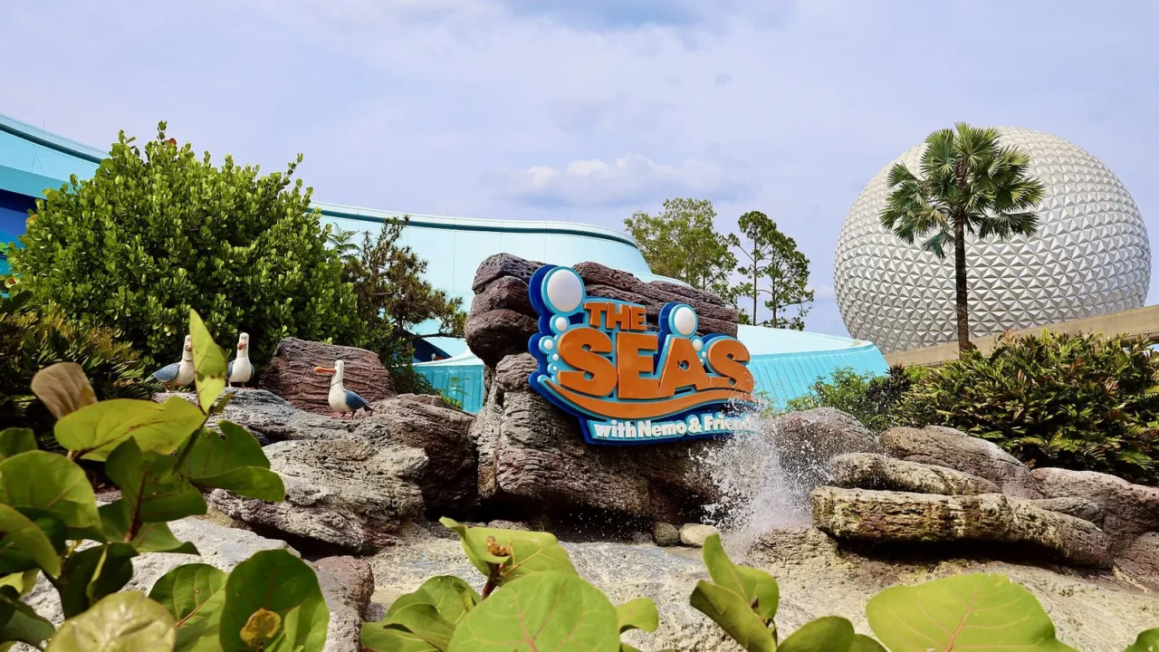 Entrada do pavilhão The Seas with Nemo & Friends, no Epcot, com a esfera Spaceship Earth ao fundo, em maio de 2022 (imagem de arquivo)