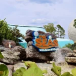 Entrada do pavilhão The Seas with Nemo & Friends, no Epcot, com a esfera Spaceship Earth ao fundo, em maio de 2022 (imagem de arquivo)