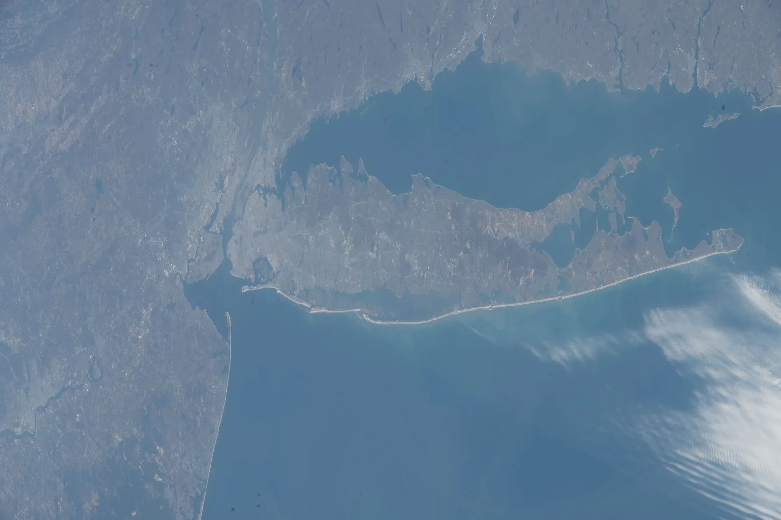 Long Island, em Nova York, vista da Estação Espacial Internacional, com a costa sul de praias voltada para o Atlântico e a cidade de Nova York à esquerda