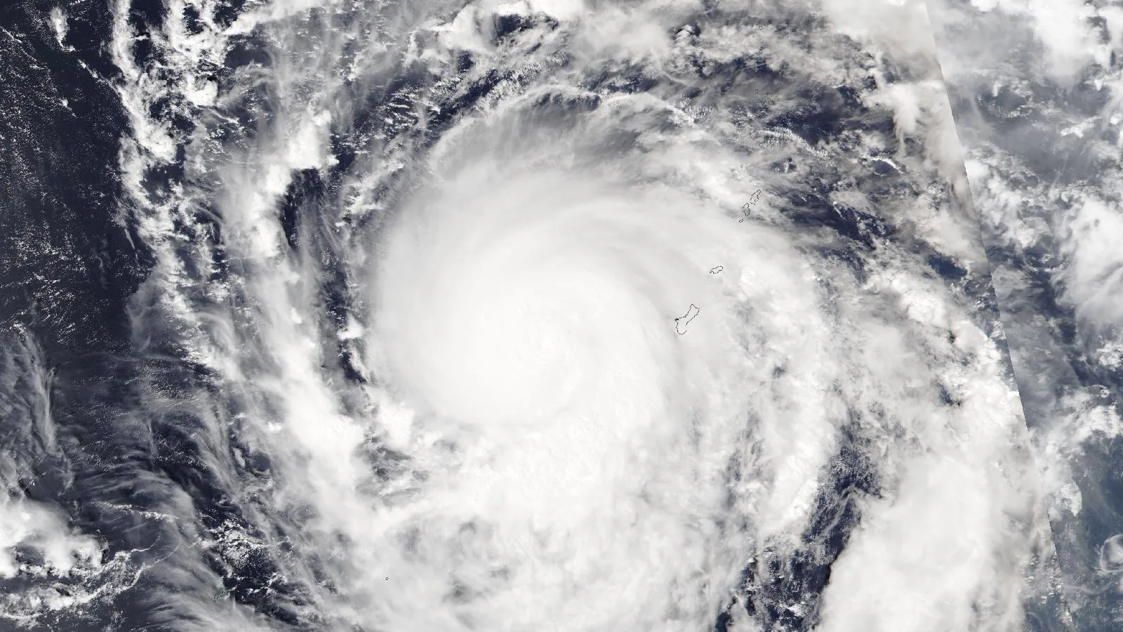 O Champi a oeste de Guam, cujo contorno aparece à direita do centro da tempestade, em imagem de satélite de 18 de outubro de 2026