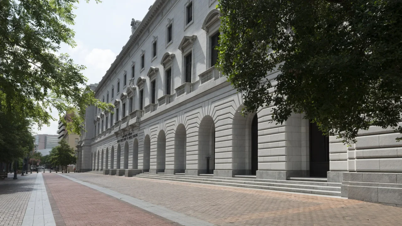 Fachada do prédio John Minor Wisdom, sede da Corte de Apelações do 5º Circuito, com arcos de pedra e árvores na calçada, em New Orleans, na Louisiana (foto de arquivo, 2014)