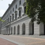 Fachada do prédio John Minor Wisdom, sede da Corte de Apelações do 5º Circuito, com arcos de pedra e árvores na calçada, em New Orleans, na Louisiana (foto de arquivo, 2014)