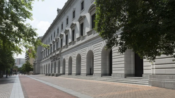 Fachada do prédio John Minor Wisdom, sede da Corte de Apelações do 5º Circuito, com arcos de pedra e árvores na calçada, em New Orleans, na Louisiana (foto de arquivo, 2014)