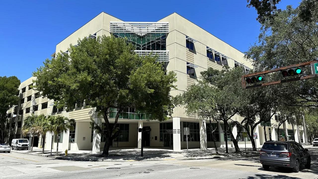 Prédio do escritório do Tax Collector do condado de Miami-Dade, em Miami, onde se faz o registro de veículos