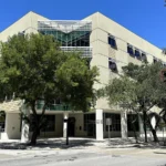 Prédio do escritório do Tax Collector do condado de Miami-Dade, em Miami, onde se faz o registro de veículos