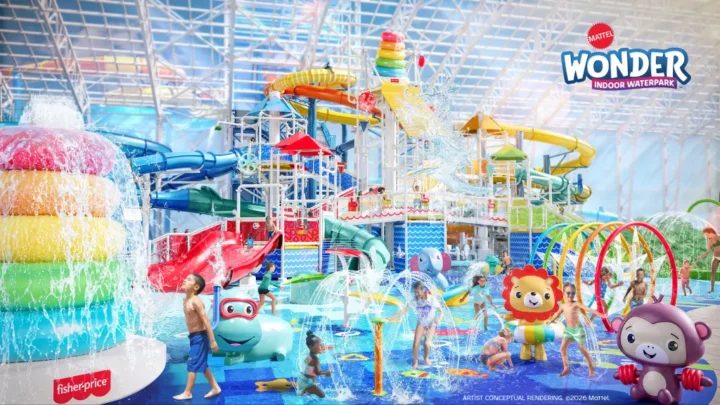 Parque aquático coberto da Mattel com piscinas, toboáguas coloridos, estruturas de brinquedo e personagens infantis para crianças em área de lazer