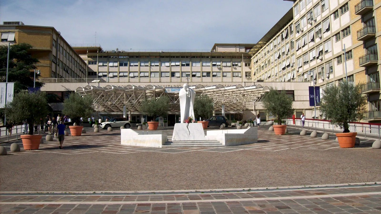 Foto de arquivo: praça de entrada do Policlínico Universitário Agostino Gemelli, em Roma, com os prédios do hospital ao fundo e um monumento de mármore a João Paulo II no centro