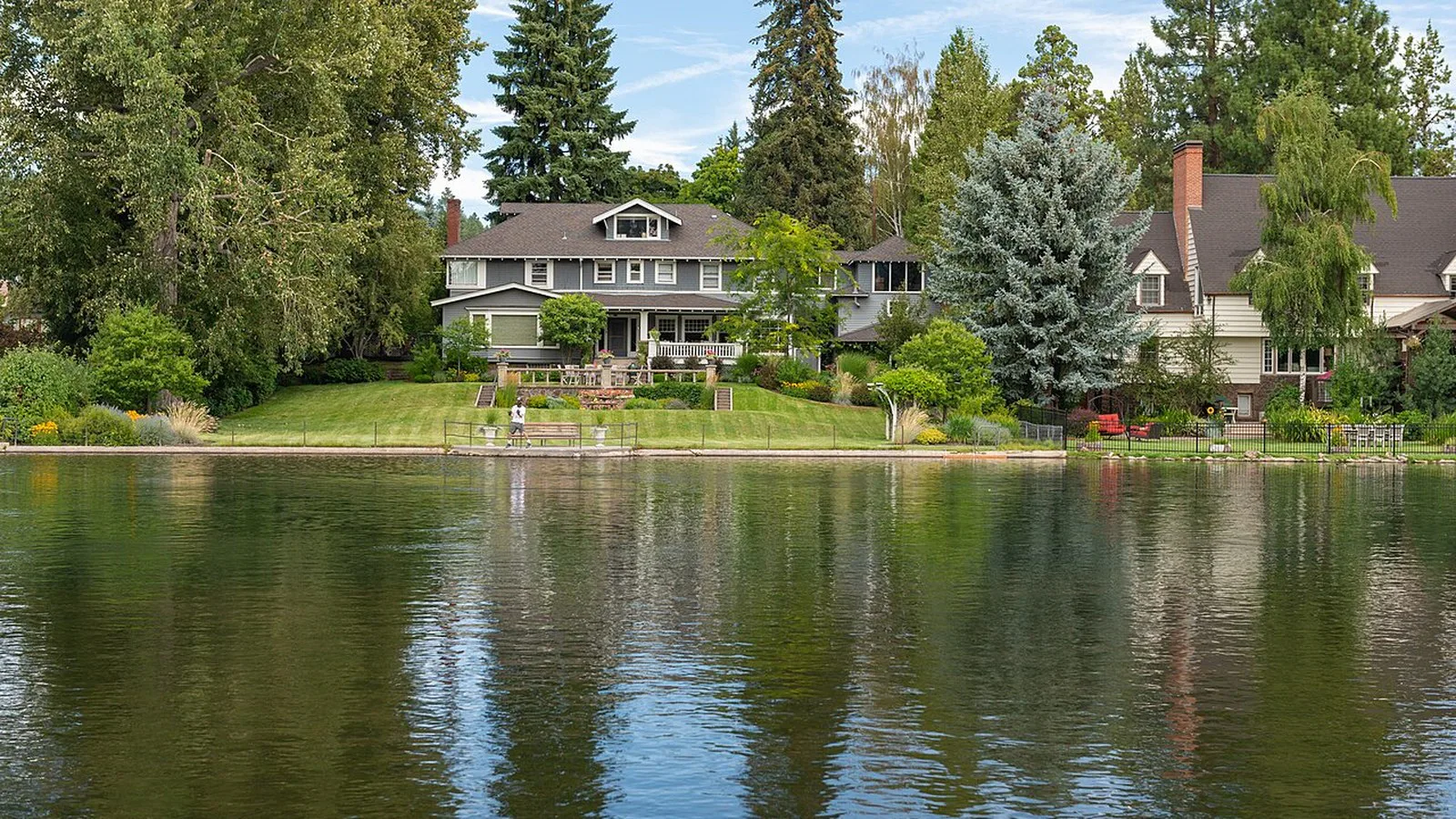 Foto de arquivo (agosto de 2020, sem relação com o ataque): casas e jardins à beira do Mirror Pond, no Drake Park, em Bend, refletidos na água
