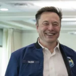 Elon Musk sorri, de jaqueta azul com o nome "Musk" bordado, em uma sala do Pentágono, na Virgínia, em março de 2025 (imagem de arquivo)