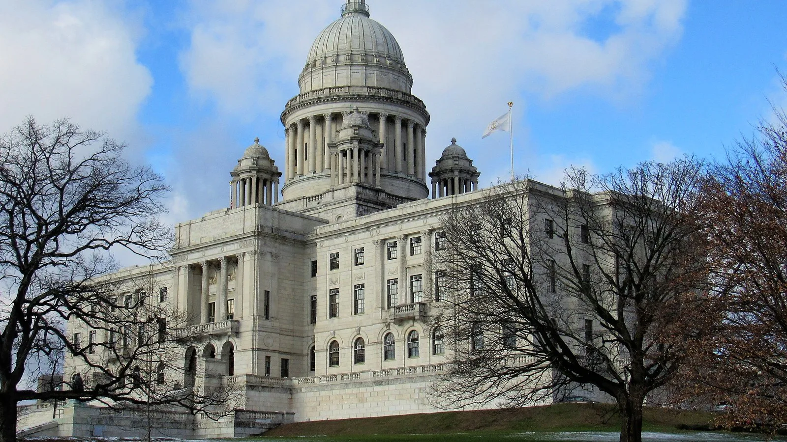 Foto de arquivo do Capitólio estadual de Rhode Island, em Providence, de mármore branco e com cúpula, cercado de árvores sem folhas