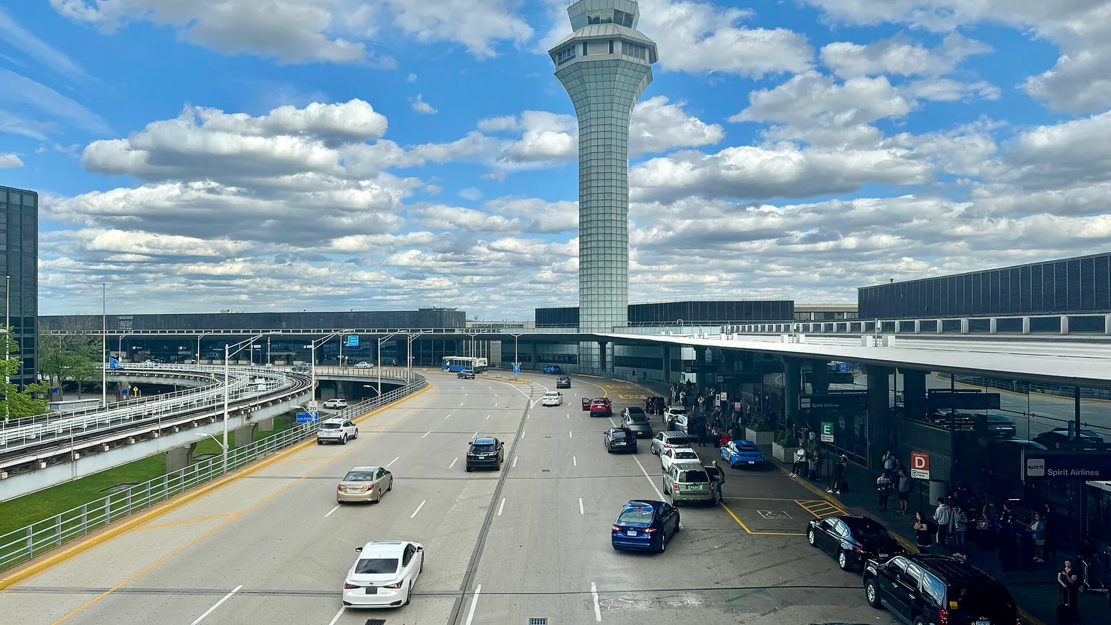 Terminais 2 e 3 do aeroporto O'Hare, em Chicago, com a torre de controle, em maio de 2025 (imagem de arquivo)