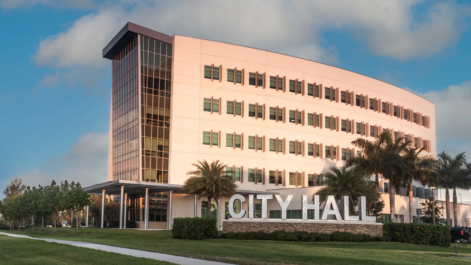 Foto de arquivo do prédio da prefeitura de Sunrise, com letreiro City Hall e palmeiras na entrada