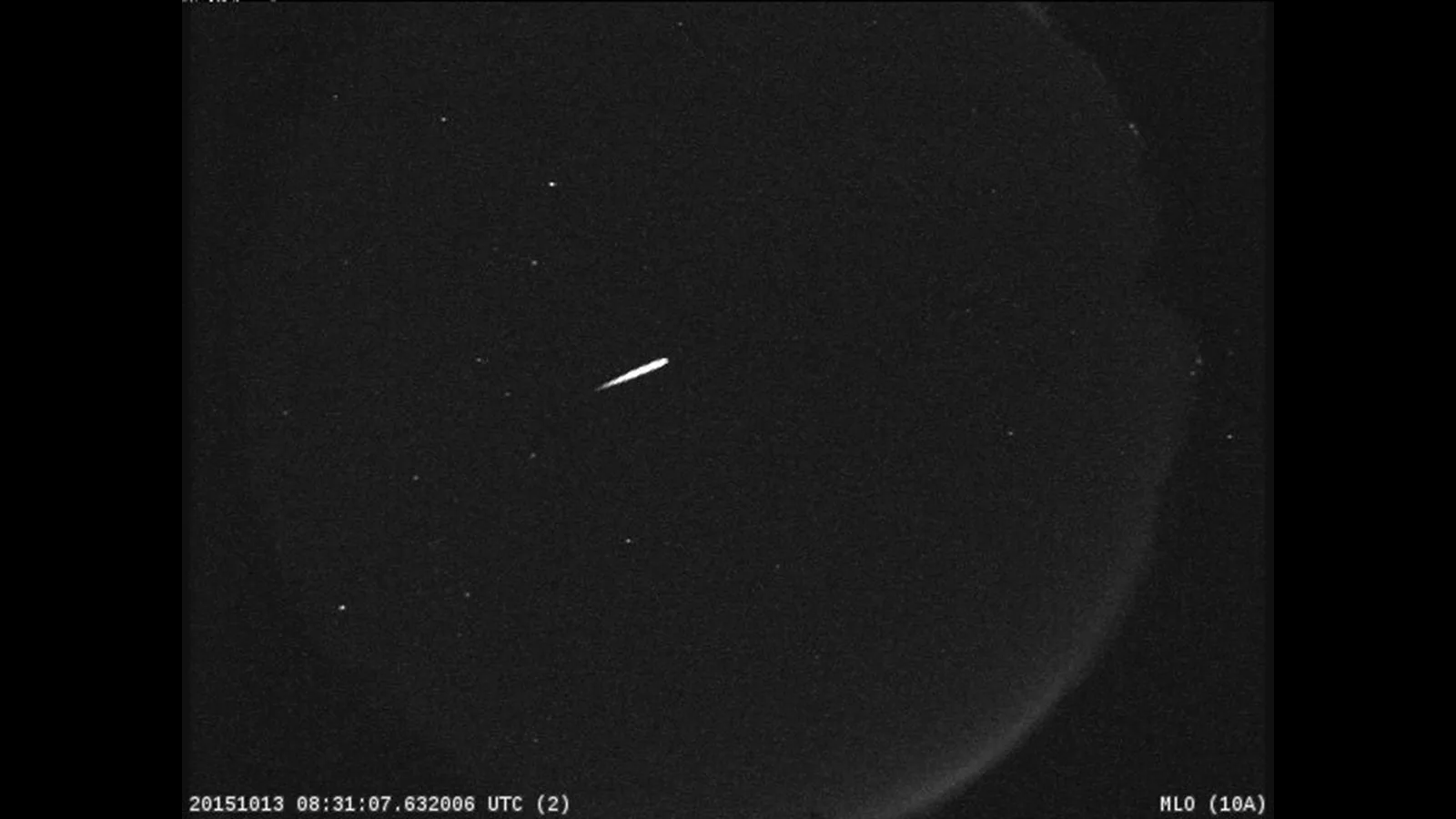 Meteoro curto e brilhante em imagem em preto e branco de uma câmera grande-angular, usada pela NASA na página das Orionídeas; o carimbo da câmera marca 13 de outubro de 2015