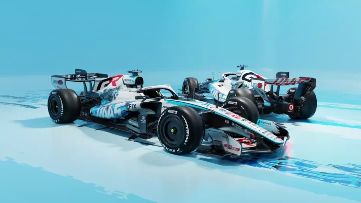 Dois carros de Fórmula 1 com pintura azul e branca, com efeito de ondas, sobre fundo azul claro, em imagem de divulgação de uma equipe da categoria