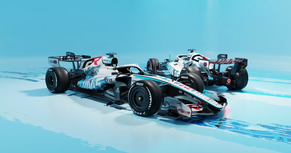 Dois carros de Fórmula 1 com pintura azul e branca, com efeito de ondas, sobre fundo azul claro, em imagem de divulgação de uma equipe da categoria