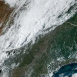 Imagem de satélite da tarde de 15 de outubro de 2026 mostra a faixa de nuvens da frente fria atravessando o Texas e Oklahoma