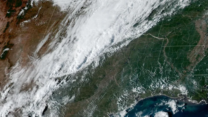 Imagem de satélite da tarde de 15 de outubro de 2026 mostra a faixa de nuvens da frente fria atravessando o Texas e Oklahoma