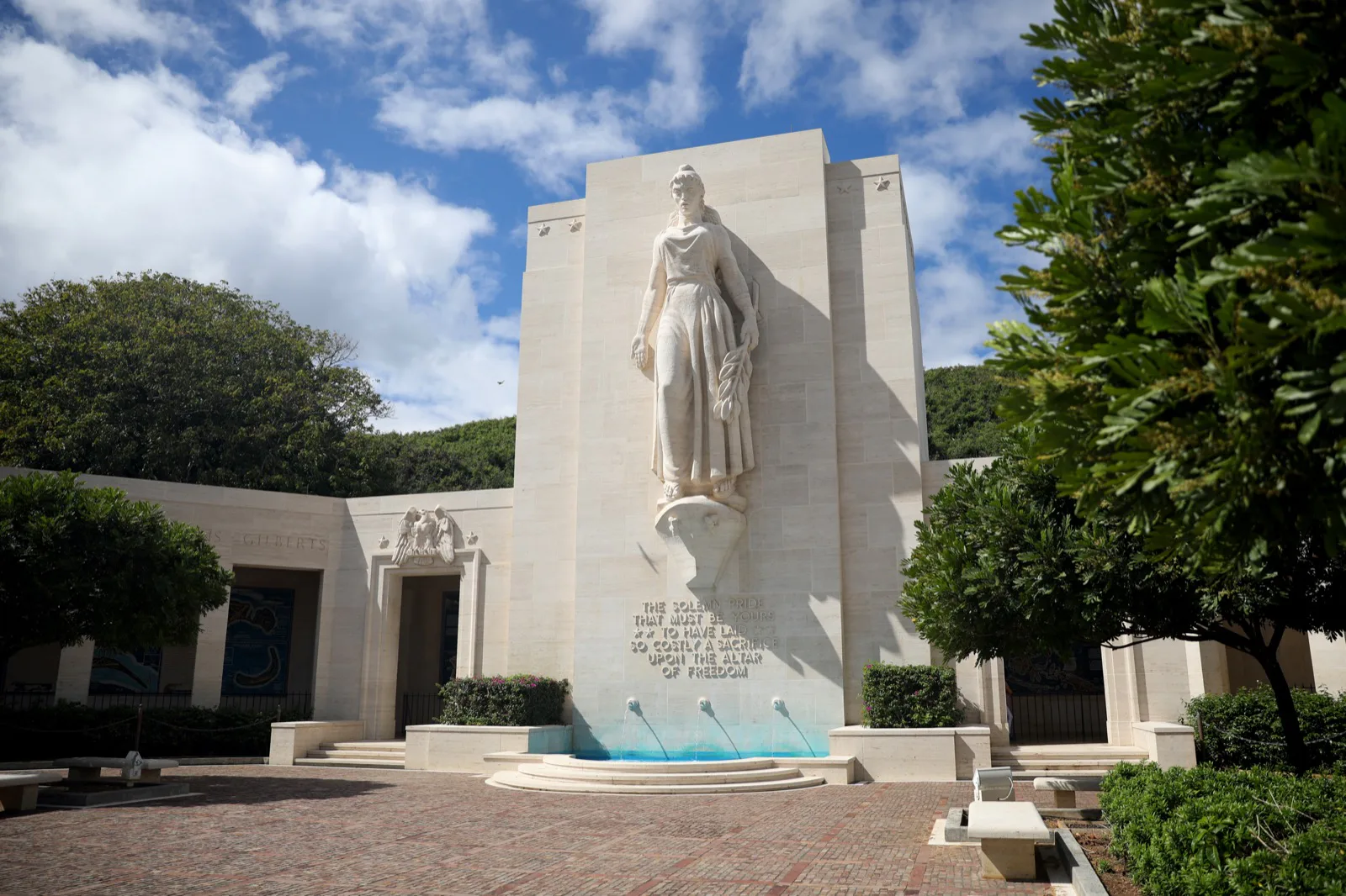 Monumento com estátua de mulher no Cemitério Memorial Nacional do Pacífico, conhecido como Punchbowl, em Honolulu, no Havaí (foto de arquivo)