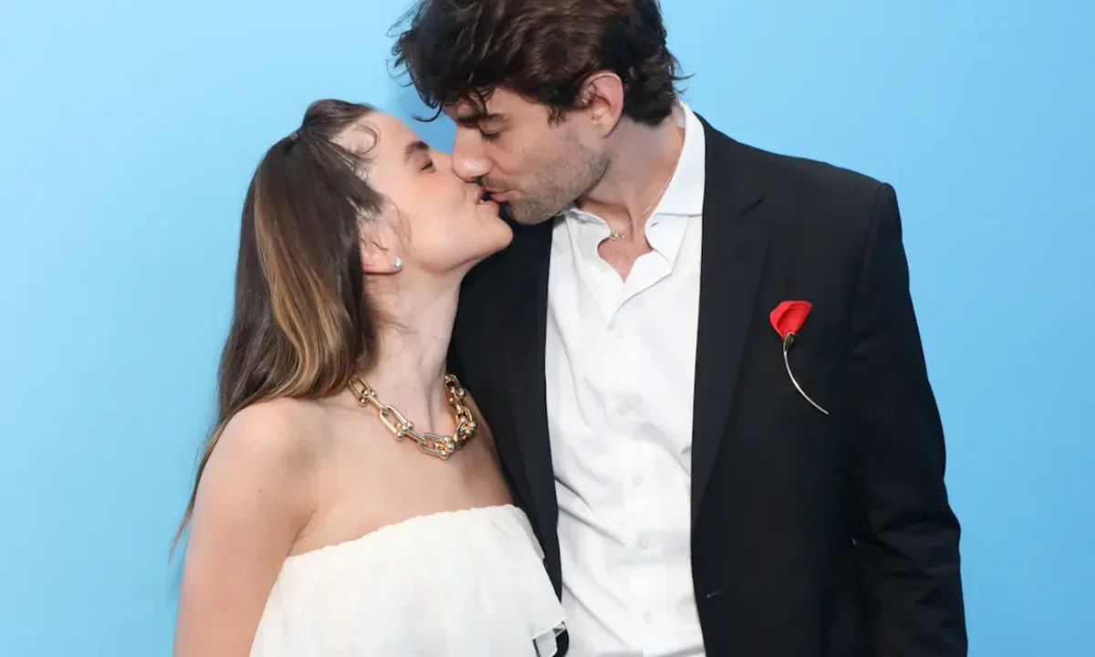 Giulia Be e Conor Kennedy se beijam em foto de estúdio
