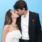 Giulia Be e Conor Kennedy se beijam em foto de estúdio