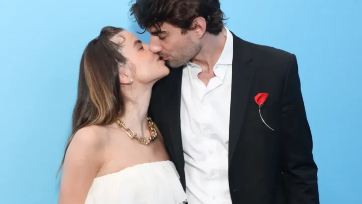 Giulia Be e Conor Kennedy se beijam em foto de estúdio