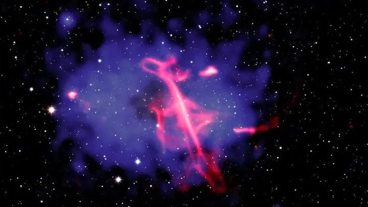 Esta imagem composta da Clave de Sol e de seu aglomerado de galáxias contém raios X do Chandra e do eROSITA, dados de rádio do LOFAR e dados infravermelhos do UKIRT.